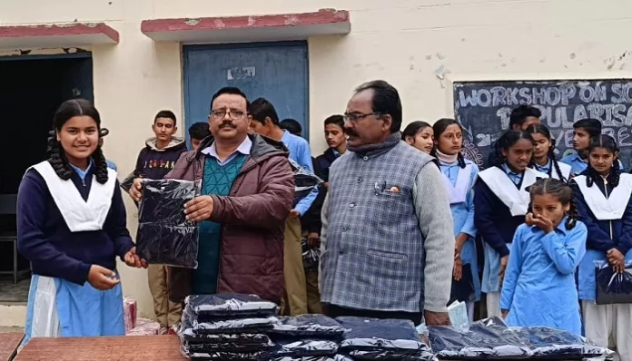 35 निर्धन छात्र—छात्राओं को शीत से बचाव को दीं स्वेटरें