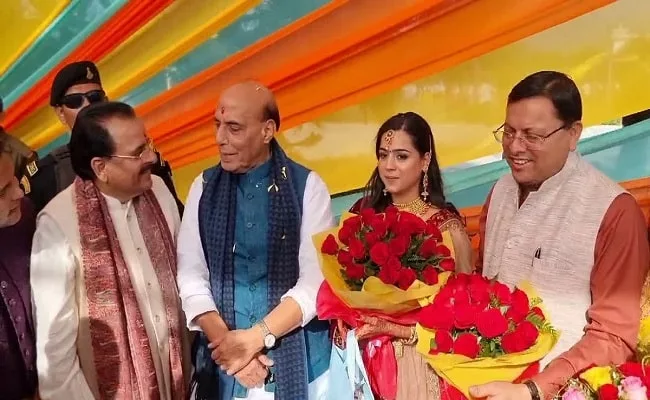 हल्द्वानी पहुंचे रक्षा मंत्री राजनाथ सिंह, अजय भट्ट की बेटी की शादी में शामिल हुए