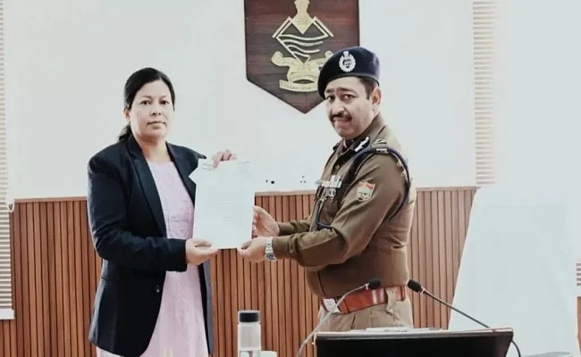 हल्द्वानी : पुलिसकर्मी हेमा ऐठानी को डीजीपी ने किया सम्मानित