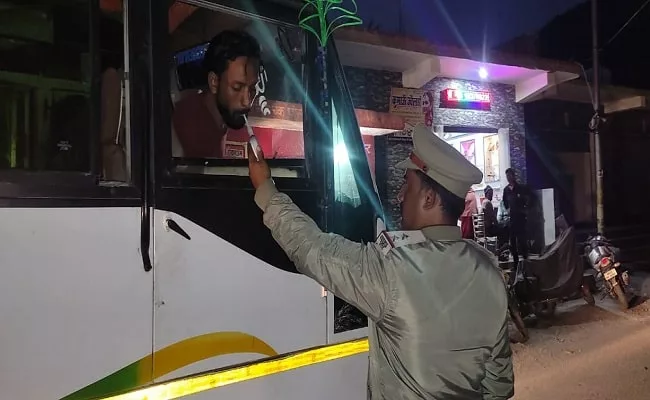 शराब के नशे में धुत्त मिला अल्मोड़ा जा रही बस का चालक, पुलिस ने किया गिरफ्तार