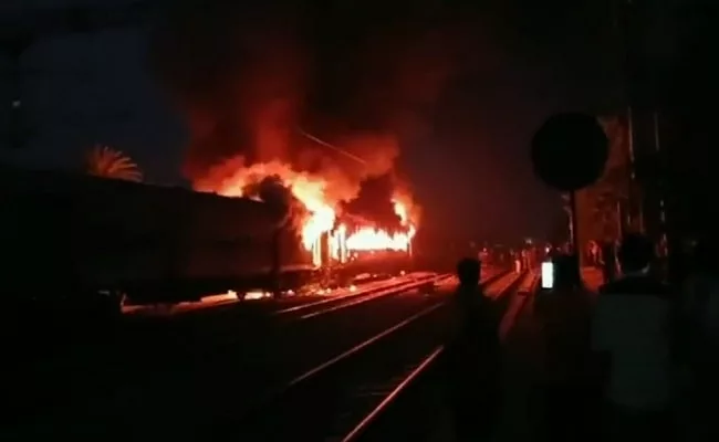 नई दिल्ली-दरभंगा एक्सप्रेस ट्रेन में लगी आग, यात्रियों ने कूदकर बचाई जान