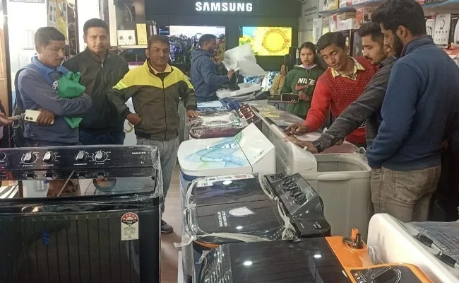 अल्मोड़ा : प्रकाश इलेक्ट्रॉनिक्स शोरूम से खरीदी वाशिंग मशीन के साथ निकला 50 हजार का नकद उपहार