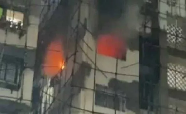 दिल्ली : तीन मंजिला बिल्डिंग में लगी आग, एक महिला की मौत, 26 को बचाया