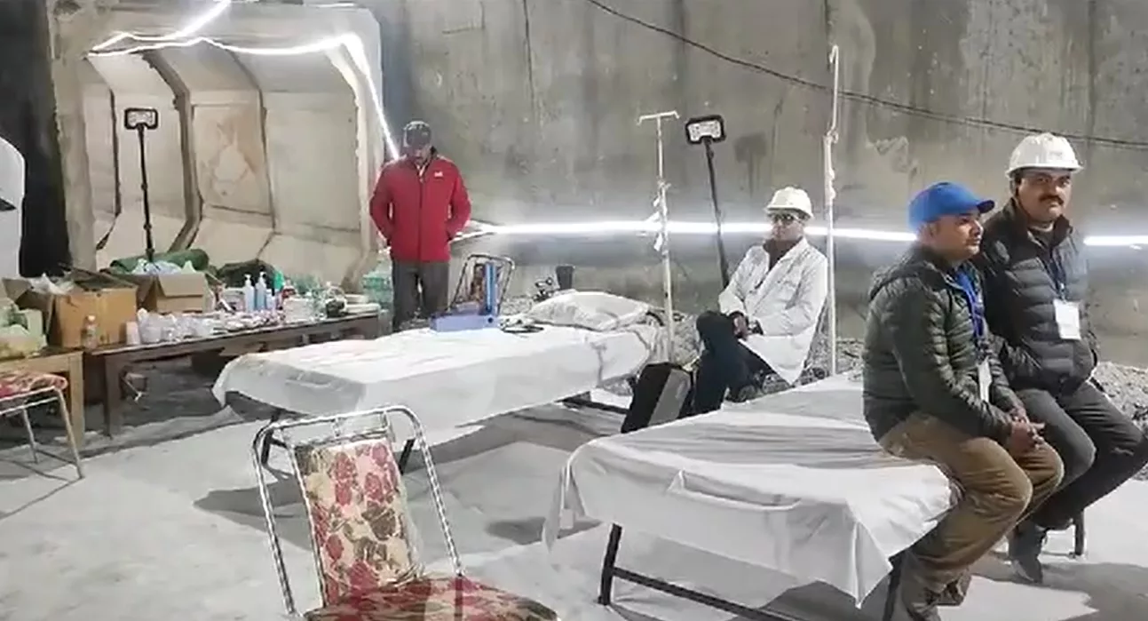 उत्तरकाशी टनल से मजदूरों को कुछ देर में निकालेगी NDRF, टनल के अंदर अस्पताल बनाय