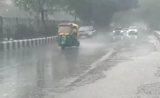 दिल्ली-NCR में बारिश, 8 दिन बाद AQI 400 से नीचे; राज्य सरकार ने SC को ऑड-ईवन के फायदे बताए