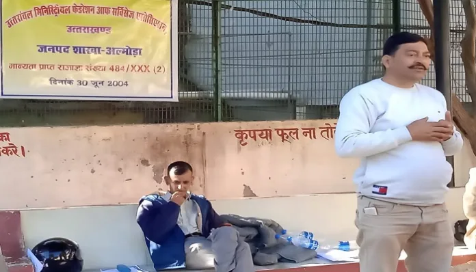 जिला मुख्यालयों पर गरजे मिनिस्टीरियल कर्मचारी