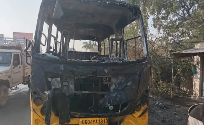 हल्द्वानी : बच्चों को लेकर जा रही स्कूल बस में लगी आग, मोटाहल्दू के पास बड़ा हादसा होने से टला