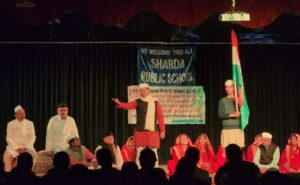 शारदा पब्लिक स्कूल में ’कुली बेगार नाटक’ की प्रस्तुति ने बटोरी तालियां