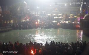 Makar Sankranti in Uttarakhand : श्रद्धालुओं ने लगाई गंगा में आस्था की डुबकी, देव डोलियों ने भी किया स्नान