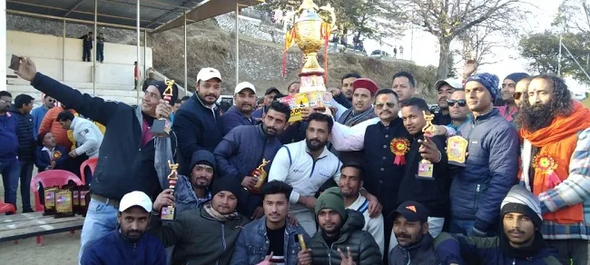 जय श्री राम क्रिकेट टूर्नामेंट : रानीखेत के नाम रहा फाइनल मैच, जीती ट्रॉफी