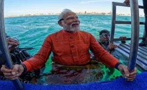 देखें वीडियो : प्रधानमंत्री मोदी ने गहरे समुद्र में की साहसिक स्कूबा डाइविंग