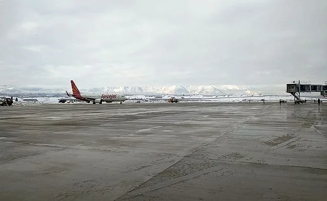 कश्मीर में हिमपात के कारण श्रीनगर हवाई अड्डे पर सभी उड़ानें रद्द