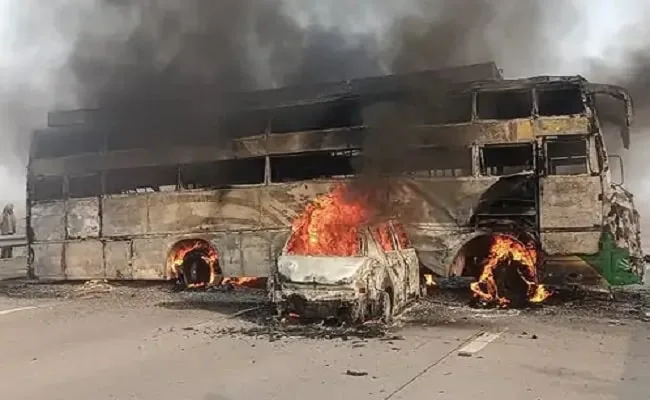 यमुना एक्सप्रेस-वे पर बस और कार की टक्कर, 5 लोग जिंदा जले, देखें वीडियो