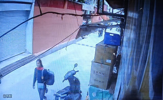बच्चों को छोड़ महिला फरार : CCTV
