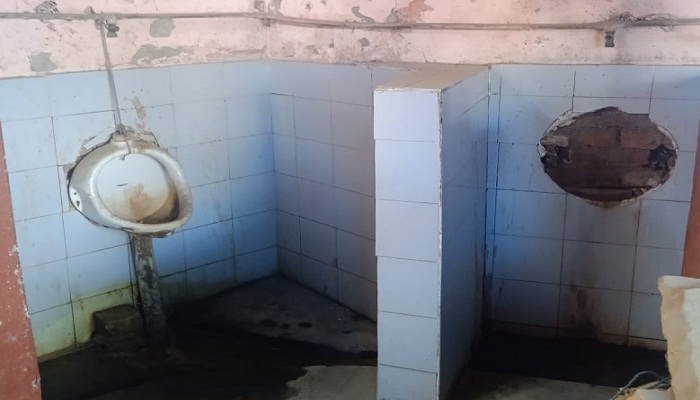 अल्मोड़ा मिलन चौक के पास एक साल से बंद सुलभ शौचालय