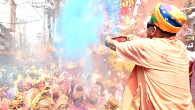 CM Yogi गोरखनाथ मंदिर में Holi मनाई, कहा- यह होली विशेष है, क्योंकि...