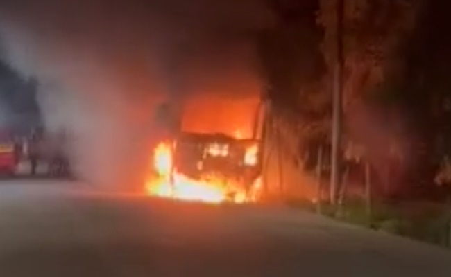 हल्द्वानी : आरटीओ रोड पर खड़ी बस में लगी आग