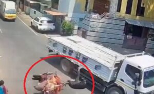 Viral Video : स्कूटी सवार को सांड ने पटखा