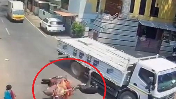 Viral Video : स्कूटी सवार को सांड ने पटखा