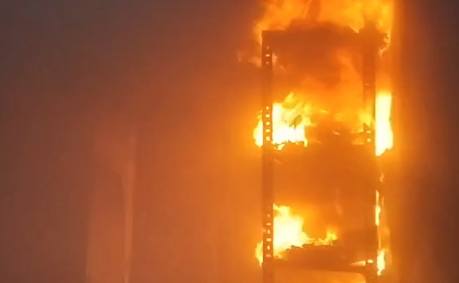 हल्द्वानी : कपड़े के गोदाम में लगी भीषण आग...वीडियो
