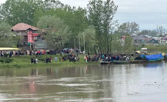 श्रीनगर की झेलम नदी में नाव पलटी, 4 मौत - स्कूली बच्चों समेत 11 लोग सवार थे