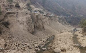 सड़क कटान के मलबे से पाट दी शिप्रा नदी