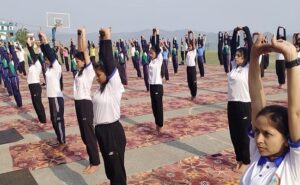 अल्मोड़ा में योगाभ्यास, एक माह के योग अभियान का श्रीगणेश
