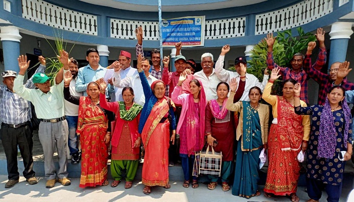 जल संस्थान दफ्तर पर ग्रामीणों का प्रदर्शन, कड़ा गुस्सा उगला