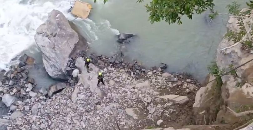नदी में जा गिरी जेसीबी , चालक की मौत