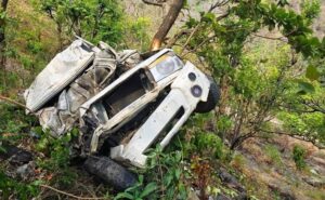 हल्द्वानी : छोटा कैलाश मोटर मार्ग पर पिकअप खाई में गिरी; दो की मौत, एक घायल