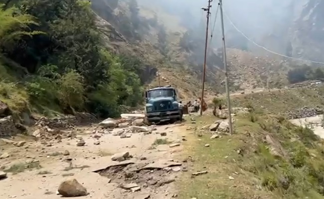 Uttarakhand : चट्टान टूटने से दबे लोग, अब तक एक की मौत, पांच घायल