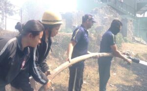 कसारदेवी के जंगलों में लगातार आग, आवासीय क्षेत्र में पहुंचने से बमुश्किल रोका