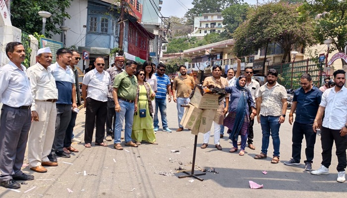 कांग्रेस का नारेबाजी के साथ प्रदर्शन, प्रदेश सरकार का फूंका पुतला