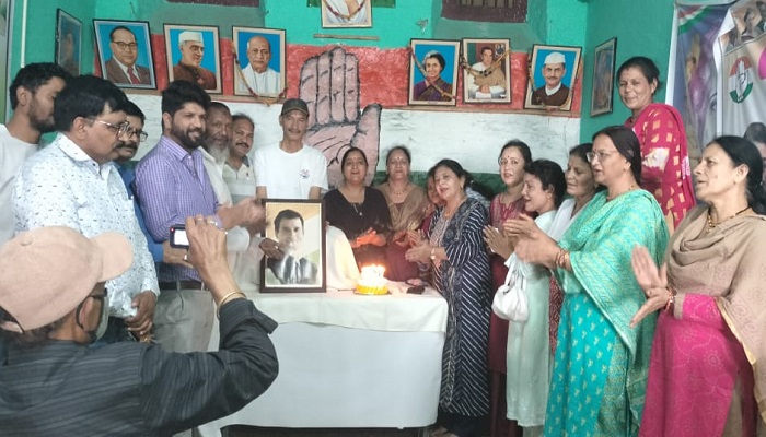 राहुल गांधी का जन्मदिन धूमधाम से मनाया, केक काटा