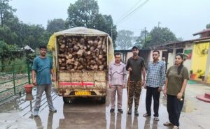 लालकुआं : जंगलों से लकड़ी तस्करी, वन विभाग ने छोटा हाथी वाहन पकड़ा