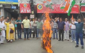 कांग्रेसजनों ने प्रदेश भाजपा सरकार का पुतला फूंका