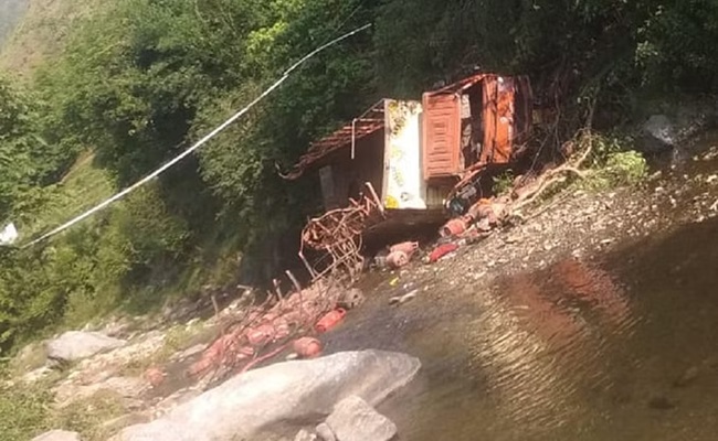 अल्मोड़ा : गैस सिलेंडरों से भरा ट्रक नदी में गिरा, कपकोट निवासी ड्राइवर और कंडक्टर की मौत