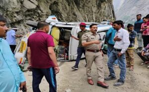 Badrinath Highway : पहाड़ी से टकराकर सड़क पर पलटा यात्रियों से भरा टेंपो ट्रैवलर