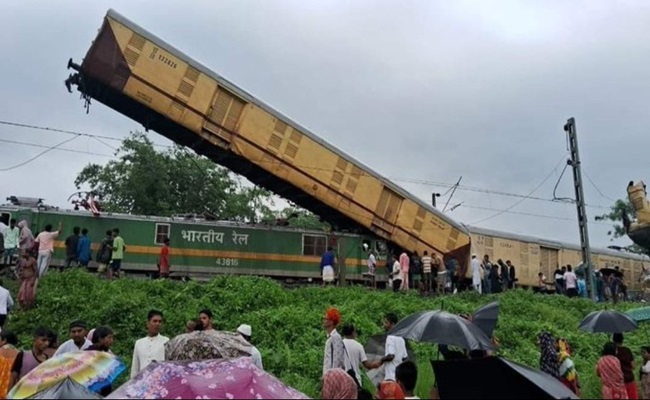 दार्जिलिंग में ट्रेन हादसा; 5 की मौत, 30 से अधिक घायल