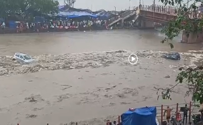Uttrakhand : भारी बारिश का रौंद्र रूप; गंगा में तैरती दिखी कारें, लोगों ने बनाई वीडियो