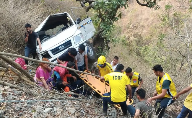 Uttarakhand : खाई में गिरा मैक्स वाहन, 9 लोग घायल