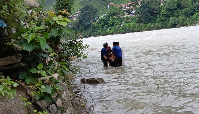 सरयू नदी में बहे दो लोग, युवक को निकाला, 14 वर्षीय बालक की तलाश