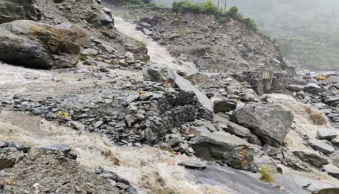 पहाड़ में बारिश और मुश्किल में यात्री