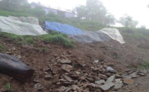 अल्मोड़ा : काना महरकाना गांव में बिजली गुल, भूस्खलन से घरों को खतरा