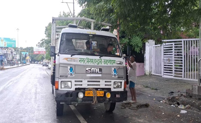 हल्द्वानी : सड़कों पर घूमते आवारा मवेशियों की धरपकड़ के लिए फिर चला अभियान