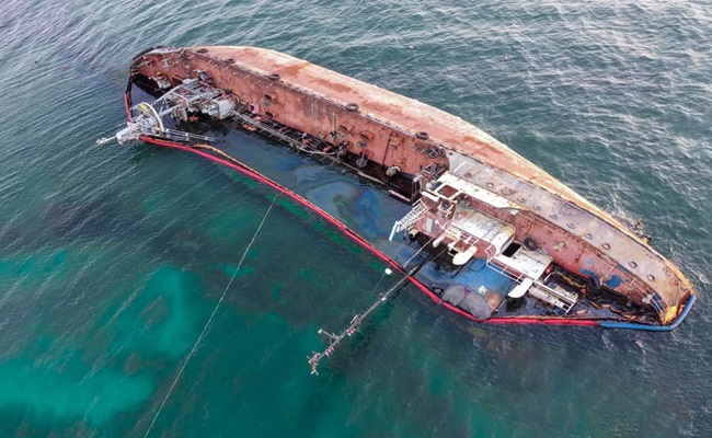 तेल टैंकर समुद्र में पलटा : 13 भारतीयों समेत 16 क्रू मेंबर्स लापता