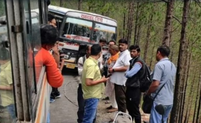 रामनगर डिपो की बस झिमार के पास रोड किनारे धंसी, बाल-बाल बची 34 जिंदगी