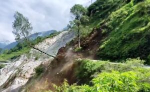 उत्तराखंड के मुनस्यारी में भारी लैंडस्लाइड, दरक गया पहाड़