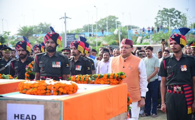 उत्तराखंड पहुंचे जवानों के पार्थिव शरीर, सीएम-पूर्व सीएम ने दी श्रद्धांजलि