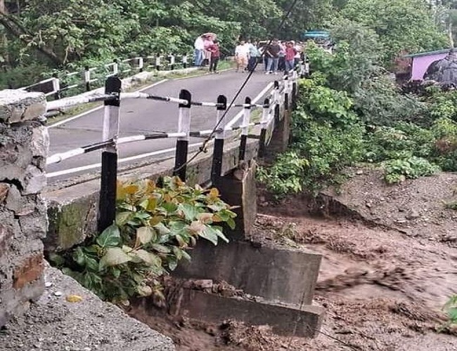 मुसलाधार बारिश के बीच ढह गया प​नियाली पुल, मार्ग बंद